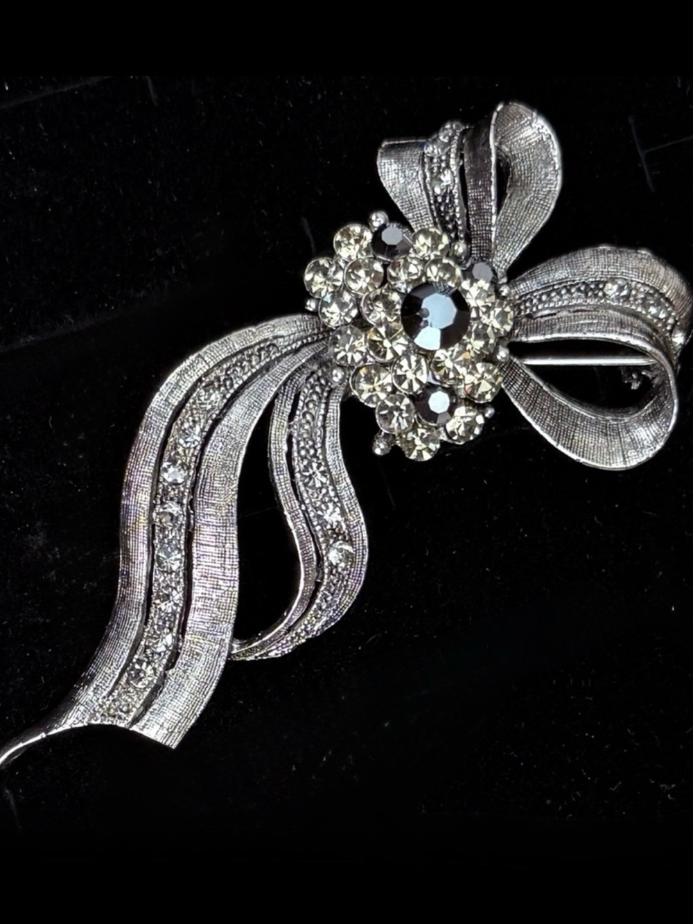 Vintage Art Deco Aged Silvertone Bow Bling Brooch